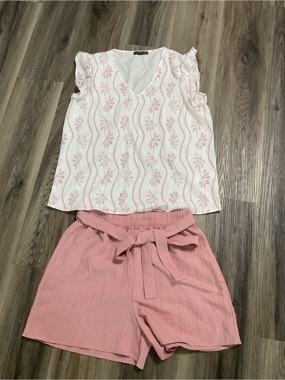 Unknown Brand White V-Neck Camisole with Pink Embroidery size L